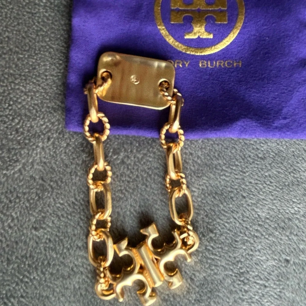 Tory Burch Torsade engraved-logo bracelet in gold-tone - Picture 3 of 6